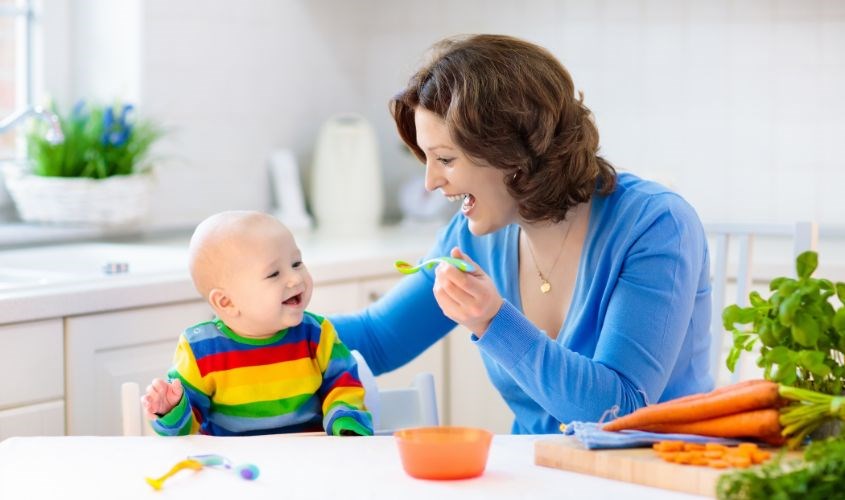 Thích thú đối với thức ăn mẹ đưa