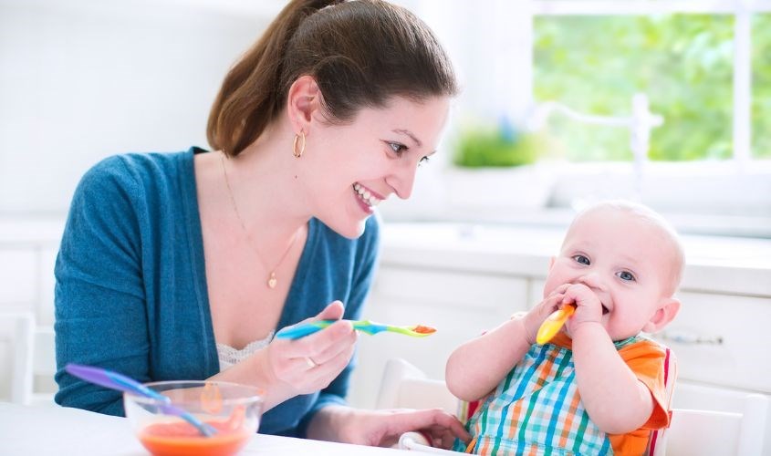 Mẹ nên cho trẻ ăn dặm vào giữa buổi sáng và giữa buổi trưa